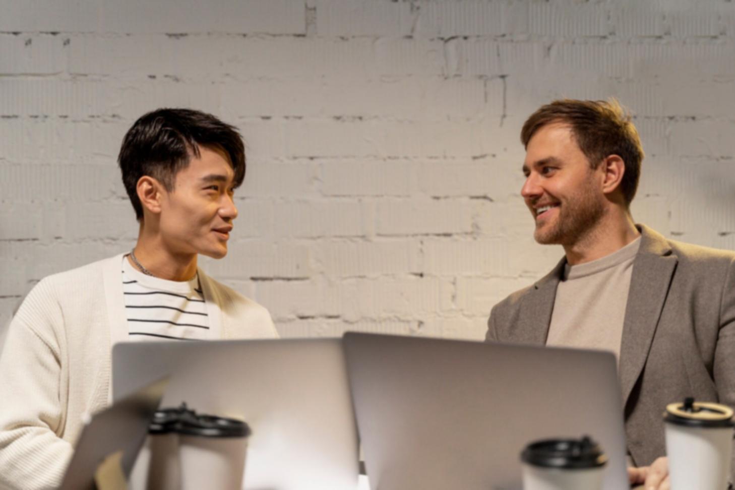Setup di lavoro per designer con monitor, tablet e strumenti di prototipazione