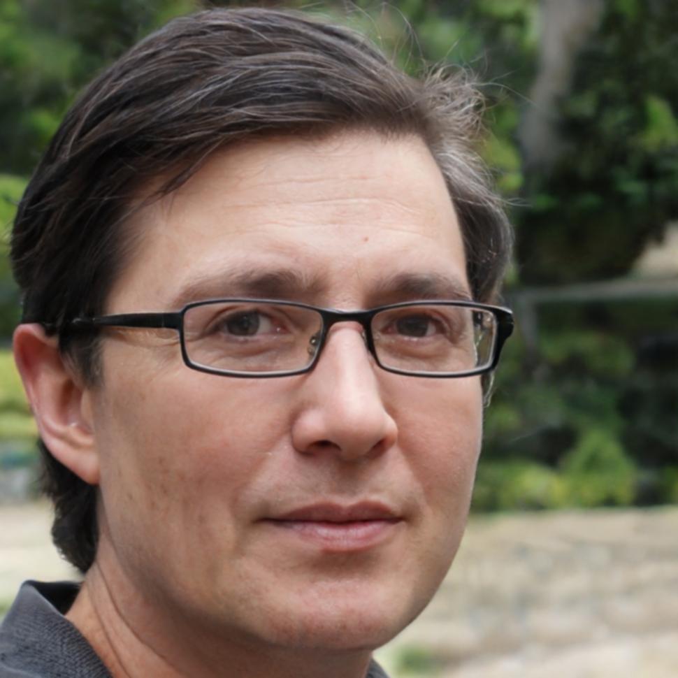 Ritratto professionale di Marco Benedetti, esperto in formazione aziendale